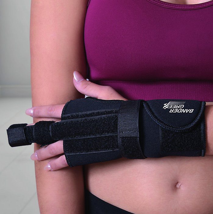 Muñequera con inmovilizador adaptable de dedo